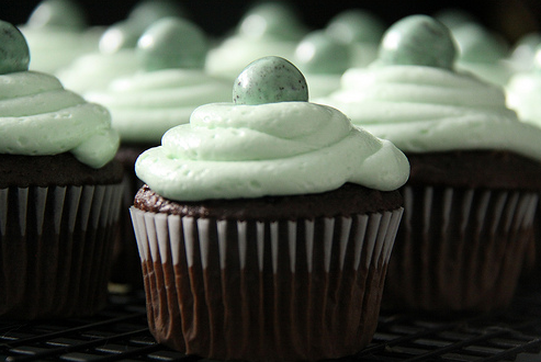 dark-chocolate-cupcakes-with-mint-cream-cheese-frosting